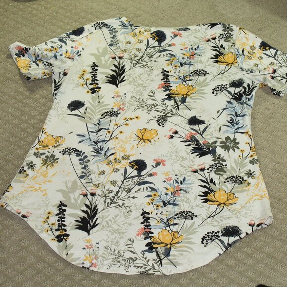 LuLaRoe Women's Size Medium Short Sleeve Floral Top V Neck T-shirt - Picture 2 of 4